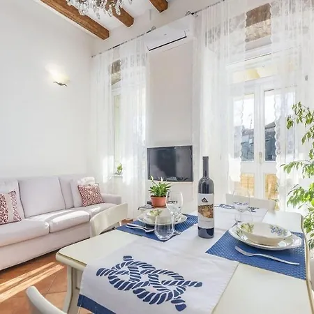 Tesla With Sea View Apartment *