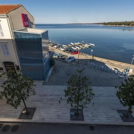 Tesla With Sea View Apartment