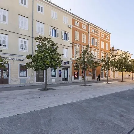Tesla With Sea View Apartament